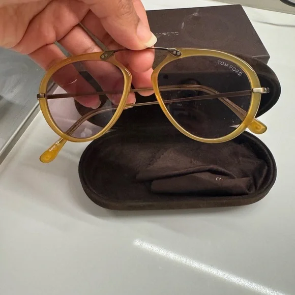 COPY - Tom ford aviator sunglasses with case - Picture 2 of 4